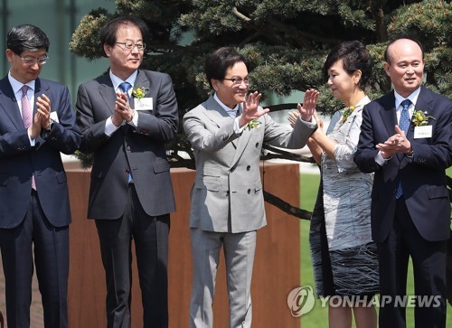 이재현 CJ그룹 회장이 지난 5월 경기도 수원시 영통구에 위치한 CJ그룹의 연구개발 센터 'CJ블로썸파크' 개관식에서 직원들을 향해 인사하고 있다. (사진=연합뉴스)