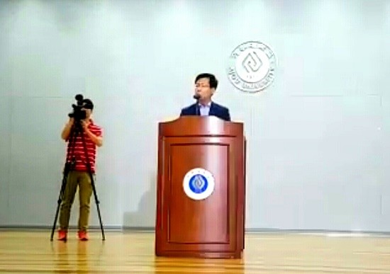 최성 고양시장이 '문재인 정부의 연방제 수준 자치분권 개헌 추진 5대 원칙'을 발표하고 있다(사진= 김진부 기자)