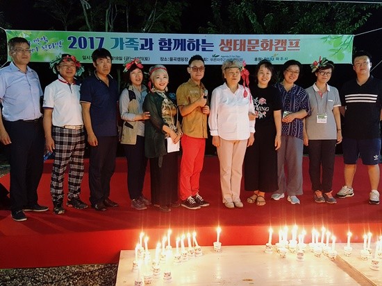 푸른파주21실천협의회 김성희 상임대표(가운데)가 개그맨 노정렬 등 캠프 관계자들 및 학부모들과 기념촬영하고 있다(사진= 김진부 기자 )