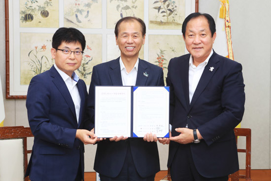 (사진 왼쪽부터)윤종진 KT홍보실장, 최문순 강원도지사, 심재국 평창군수가 업무 협약 체결후 기념촬영하는 모습 (KT 제공)