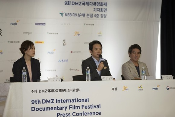 23일 오전 서울 KEB하나은행 본점 4층 강당에서 열린 '제9회 DMZ 국제다큐영화제 공식 기자회견'에서 남경필 경기도지사( 제9회 DMZ 국제다큐영화제 조직위원장) 가 인사말과 질의응답을 하고 있다.(사진=경기도)