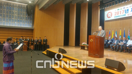 장학금을 받은 스리랑카 크리샨 아리야시리 학생이 대표로 이중근 부영그룹 회장에게 감사 인사를 전하고 있다. (사진=손강훈 기자)