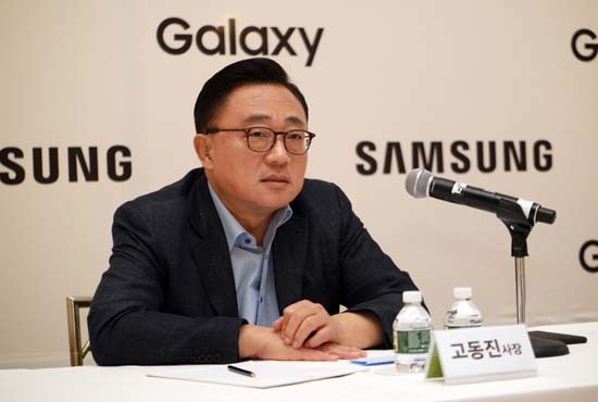 23일(현지시간) 미국 뉴욕에서 진행된 간담회에서 고동진 삼성전자 무선사업부장 사장이 갤럭시 노트8에 대해 설명하고 있다. (사진=삼성전자)