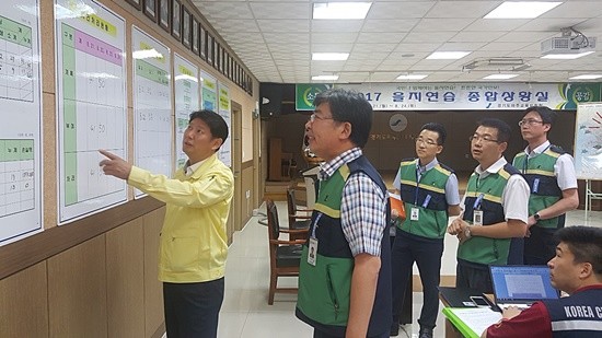 김동규 경기도의원이 파주교육지원청 을지연습 종합상황실을 방문해 현황을 보고 받고 있다(사진= 김동규 의원실)