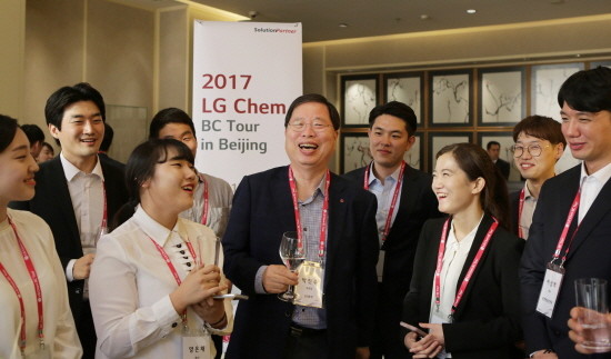 박진수 LG화학 부회장의 '체질개선·사업다각화'가 성과로 나타나고 있다. 미래를 대비하며 투자를 늘린 경영이 적중했다는 평가다. 박진수 부회장(가운데)이 인재채용을 위해 직접 중국을 방문, 채용행사 참가자들을 만나 이야길 나누고 있다. (사진=LG화학)