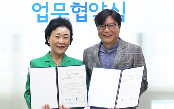 서울YWCA 조종남 회장(왼쪽)과 한국인터넷신문협회 이근영 회장.(사진=한국인터넷신문협회)