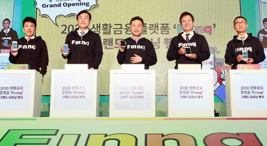 주식회사 핀크는 4일 생활금융플랫폼 ‘핀크’의 정식 서비스를 출시하고 이를 기념하는 ‘Grand Opening’ 행사를 가졌다. (사진 왼쪽부터)함영주 KEB하나은행장, 김정태 하나금융그룹 회장, 민응준 핀크 대표이사, 박정호 SK텔레콤 사장, 이인찬 SK텔레콤 서비스부문장. (사진=하나금융)