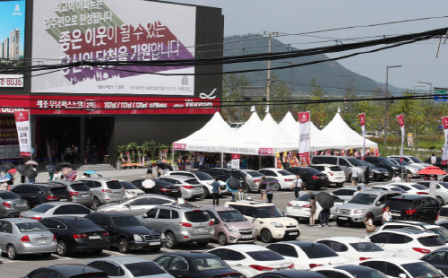 8.2부동산 대책에도 아파트 신규분양 단지는 여전히 내집마련 수요가 몰리고 있다. 지난달 25일 세종시에서 분양되는 한 아파트 견본주택 앞 주차장이 방문객 차량으로 가득 차 있다. (사진=연합뉴스)