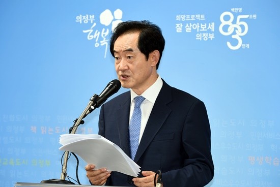 안병용 의정부시장이 기자간담회를 열고 의정부지방법원/검찰청이 광역행정타운으로 이전하지 않는 것과 관련해 성명서를 발표하며 부당함을 설명하고 있다(사진= 의정부시)
