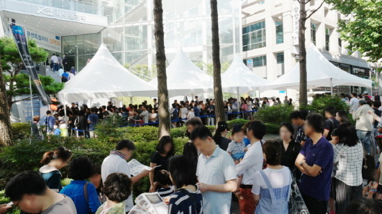 8.2부동산 대책에도 서울 강남 재건축에 대한 열기는 여전히 뜨겁다. 건설사들은 강남권 재건축 수주를 위해 치열한 경쟁을 벌이고 있다. 지난 2일 서울 강남 대치동에 위치한 GS건설 신반포센트럴자이 견본주택에 방문하기 위해 줄을 서있는 사람들의 모습. (사진=GS건설)