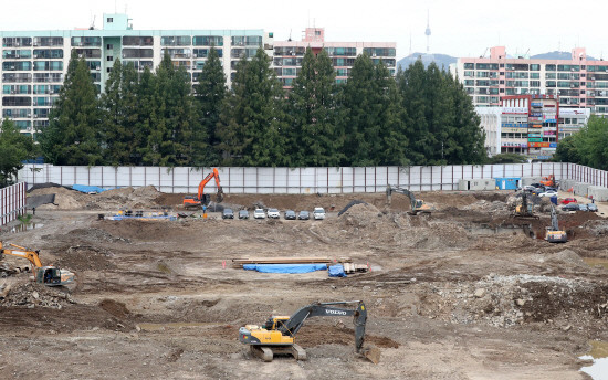 교육, 교통, 문화시설 등 서울 강남이 갖고 있는 위치적 이점 때문에 재건축 아파트의 사업성은 매우 좋다. 건설사들이 강남 재건축에 목매는 이유다. 기초공사가 한창인 신반포센트럴자이 공사현장. (사진=연합뉴스)