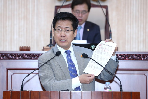 최성 고양시장이 김포-관산간 도로 논란과 관련해 고양시의회 시정질의에 대한 답변으로 고양시 구간 전면보류 결정을 발표하고 있다(사진= 고양시)