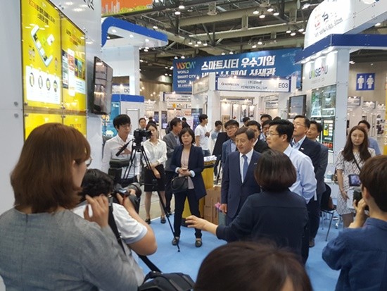 최성 고양시장과 허성곤 김해시장이 김해시 부스를 방문해 김해시의 스마트시티 프로젝트 설명을 듣고 있다(사진= 김진부 기자)