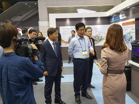 최성 고양시장과 허성곤 김해시장이 고양스마트시티 부스를 방문해 설명을 듣고 있다(사진= 김진부 기자)