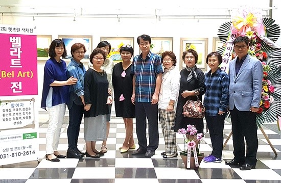 한국마사회 일산문화공감센터 김호균 센터장(가운데)이 벨라트전 전시작가들과 기념촬영하고 있다(사진= 김진부 기자)