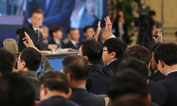 지난 8월 17일 열린 문재인 대통령 취임 100일 맞이 기자회견에서 질문을 위해 손을 드는 기자들. 청와대 안에서 오랜만에 행해진 '질문 손 흔들기'였다.(사진=청와대)