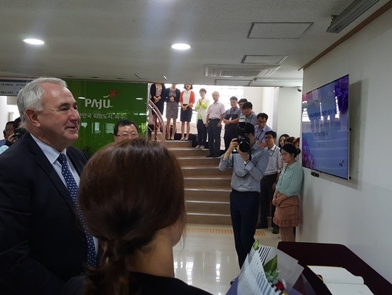 호주 안토니오 투움바 시장 일행이 시청 본관에서 공무원들의 환영을 받고 있다(사진= 김진부 기자)