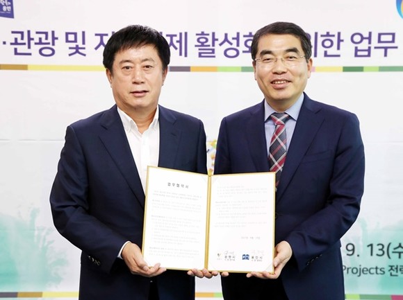 왼쪽부터 정찬민 용인시장과 양기대 광명시장(사진=용인시)
