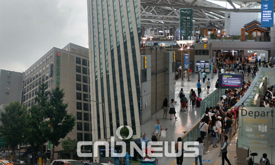 속도를 내고 있는 문재인 정부의 공공기관 비정규직 제로 정책으로 인해 인천공항공사, 한전산업개발 등 관련 공기업과 협력업체들이 혼란을 겪고 있다. (왼쪽부터)한전산업개발 본사 전경과 여름 휴가철 인천국제공항 모습. (사진=손강훈 기자)