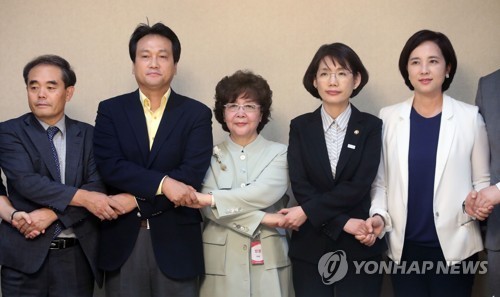 집단휴업을 예고했던 사립유치원 단체인 한국유치원총연합회(한유총)가 휴업을 전격 철회했다. 박춘란 교육부 차관(오른쪽 두번째)이 15일 오후 서울 세종로 정부서울청사에서 최정혜 한유총 이사장(왼쪽 세번째)과 합의한 후 국회 교문위 더불어민주당 간사인 유은혜 의원(오른쪽), 안민석 의원(왼쪽 두번째)과 손을 잡고 있다. 사진 = 연합뉴스