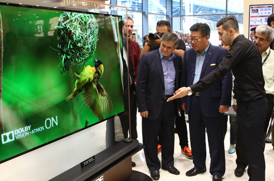 이란 차르수몰에 위치한 LG 프리미엄 브랜드샵에서 참가자들이 LG 시그니처 올레드 TV W를 살펴보고 있다. (사진=LG전자)