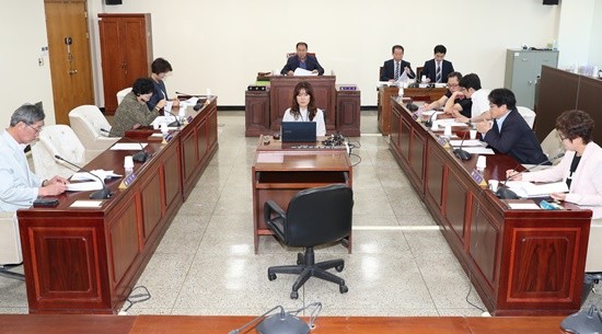 이규열 의원장 등 고양시의회 요진개발 관련 특별위원회 회의 전경(사진= 고양시의회)