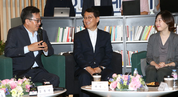 김동연 경제부총리(왼쪽에서 첫번째)가 18일 여성고용 관련 신한은행 직원과의 간담회에서 위성호 신한은행장(가운데), 신한은행 직원들과 함께 의견을 나누는 모습. (사진=신한은행)