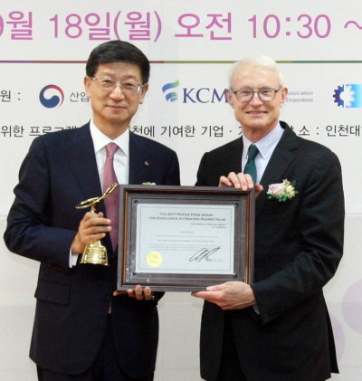 CJ대한통운은 18일 인천대학교에서 열린 제4회 CSV포터상 시상식에서 ‘프로젝트 효과성 부문상’을 수상했다. 박근태 CJ대한통운 사장(왼쪽)이 마이클 포터 교수와 기념촬영을 하고 있는 모습. (사진=CJ대한통운)