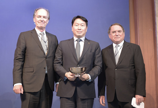 최태원 SK 회장(가운데)이 지난 7월 서울 소공동 롯데호텔에서 열린 코리아소사이어티 60주년 기념 행사에서 ‘밴 플리트 상’을 수상한뒤 토마스 허버드 코리아소사이어티 이사장(오른쪽)과 토마스 번 코리아소사이어티 회장과 함께 포즈를 취하고 있다. (사진=SK)