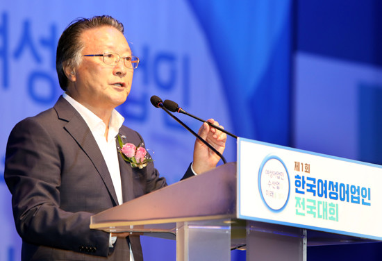 19일 서울 올림픽공원 올림픽홀에서 열린 제1회 한국여성어업인전국대회에서 김임권 수협 회장이 환영사를 하고 있다. (사진=수협중앙회)