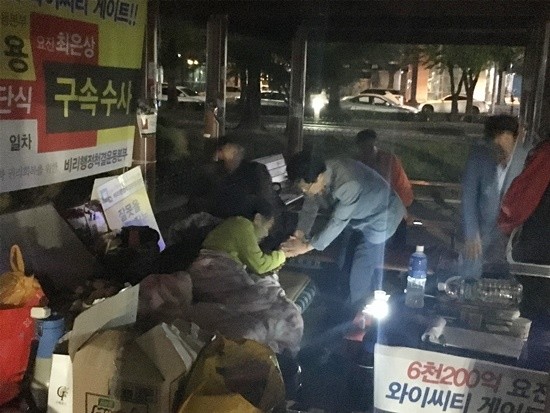 최성 고양시장이 단식 투쟁 중인 고철용 본부장을 방문해 단식 중단을 종용했다(사진= 고양시)
