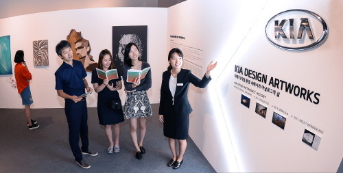 광주디자인비엔날레 기아 전시관에서 도슨트가 설명하는 모습. (사진=기아자동차)