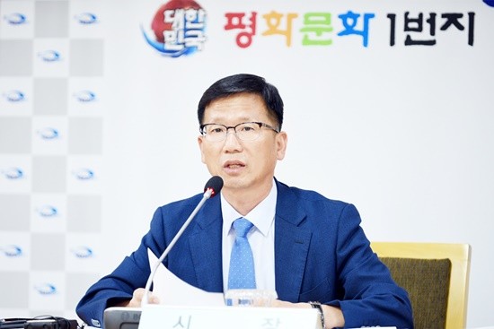 유영록 김포시장, 기자회견 도중 3선 출마선언을 하고 있다(사진= 김포시)