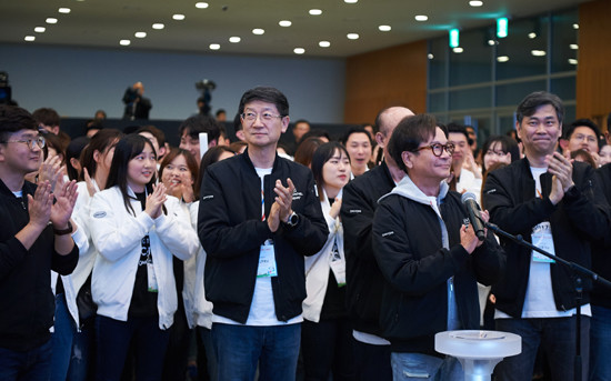 이재현 CJ 회장이 사원 교육 행사인 온리원캠프에 참석해 사원들과 함께 박수를 치고 있다. (사진=CJ그룹)