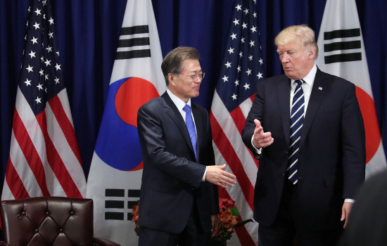 연휴기간 동안 북한 문제가 어떻게 진행될지가 이후 코스피 전망에 큰 영향을 미칠 것으로 보인다. 지난달 21일(현지시각) 미국 뉴욕 롯데 팰리스 호텔에서 열린 한미정상회담에서 인사를 나누고 있는 문재인 대통령과 트럼프 미국 대통령. (사진=연합뉴스)