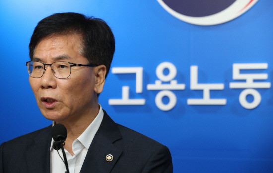 정부가 도급·파견시스템을 활용하고 있는 민간 기업을 중심으로 비정규직의 정규직전환을 추친하고 있다. 이성기 고용노동부 차관이 지난 25일 정부세종청사 고용노동부에서 파리바게뜨 불법파견 관련 브리핑을 하는 모습. (사진=연합뉴스)