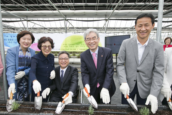 (사진 왼쪽부터)KT 지속가능경영센터 이선주 상무, 한국재활재단 이청자 상임이사, 장애인기업종합지원센터 김수환 센터장, 사회복지공동모금회 박찬봉 사무총장, 서울시 엄의식 복지기획관이 장애인 맞춤형 스마트팜 개소 1주년을 기념해 허브를 심고 있다. (KT 제공)