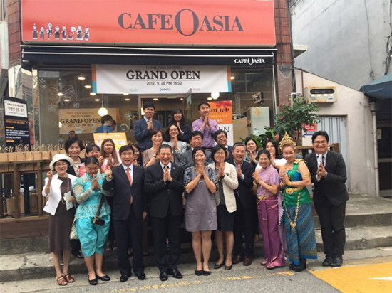 (왼쪽 끝에서 세번째부터)곽정식 포스코 ER실장, 사룬 주한태국대사관 대사, 순안 카페오아시아 신월점 사장, 정선희 세스넷 이사장, 박찬선 한국사회적기업진흥원 협동조합본부장. (사진=포스코)