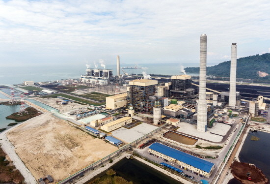 상업운전을 시작한 만중5 석탄화력발전소(앞쪽)가 보일러 굴뚝에서 수증기를 내뿜고 있다. 만중지역에 건설된 5번째 석탄화력발전소라는 뜻으로 ‘만중5’라고도 불린다. (사진=대림산업)