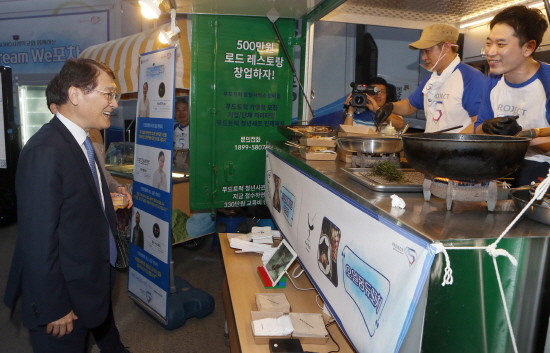 27일 위성호 신한은행장이 서울 중구 소재 신한은행 본점 지상 주차장에서 진행된 ‘두드림 위(Do-Dream We) 포차’에 참여한 성공 두드림 SOHO 사관학교’ 1기 수료생들과 대화를 나누는 모습. (사진=신한은행)