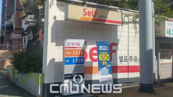 기름값이 오르면서 수출기업과 조선·건설사들은 미소를 짓고 있는 반면, 운송·항공사, 서민들은 울상을 짓고 있다. 서울 시내에 위치한 주유소 모습. (사진=손강훈 기자)