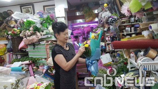 서울 상암동에서 ‘세연이네 꽃방’을 운영하고 있는 조혜영씨(사진)가 꽃을 손질하고 있다. 조씨는 28년간 꽃가게를 운영하면서 요즘처럼 힘든 시기는 없었다고 말한다. (사진=도기천 기자)