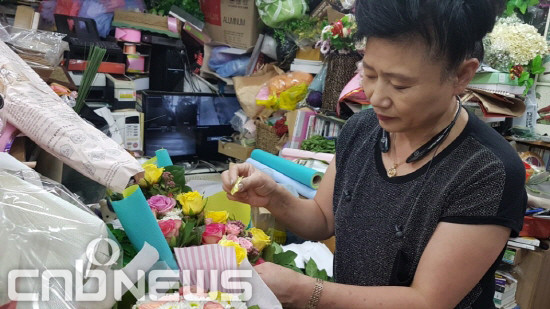 조혜영씨(사진)가 자신의 가게에서 무거운 표정을 짓고 있다. 김영란법 시행 후 화훼업계는 극심한 매출감소를 호소하고 있다. (사진=도기천 기자)