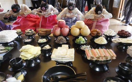 지난달 21일 한국농수산식품유통공사 주최로 열린 '추석 차례상 차리기' 행사 모습. (사진=연합뉴스)