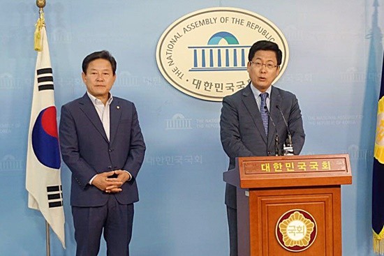 최성 고양시장이 국회 정론관에서 정재호 국회의원과 함께 이명박 대통령 당시 야권 지자체장 블랙리스트에 대해 입장을 발표하는 기자회견을 하고 있다(사진= 김진부 기자)