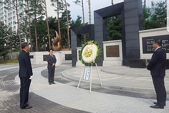 1일 고양시 이봉운 제2부시장은 첫 일정으로 고양현충탑에서 참배하고 있다(사진= 김진부 기자)