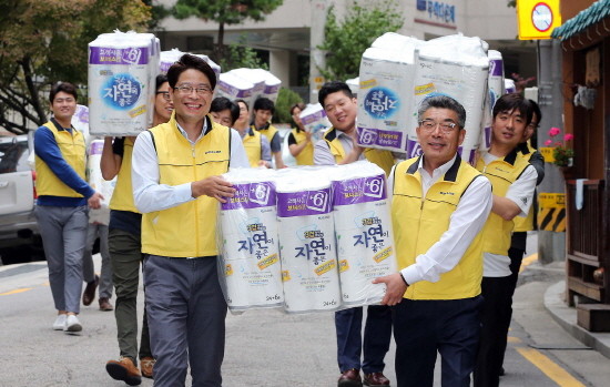 강영국 대림산업 대표이사(우측)와 대림산업 임직원들이 종로구 기초생활수급자와 임대주택 가정에 휴지를 배달하고 있다. (사진=대림산업)
