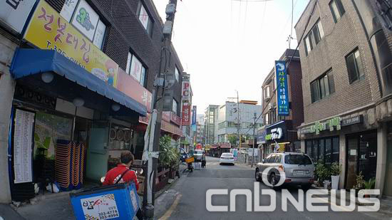 롯데몰 예정부지와 마주보고 있는 상암동 먹자골목의 풍경. 이곳 상인들은 ‘롯데몰 입점 반대 비대위’를 결성해 반대 운동을 벌이고 있다. (사진=도기천 기자)