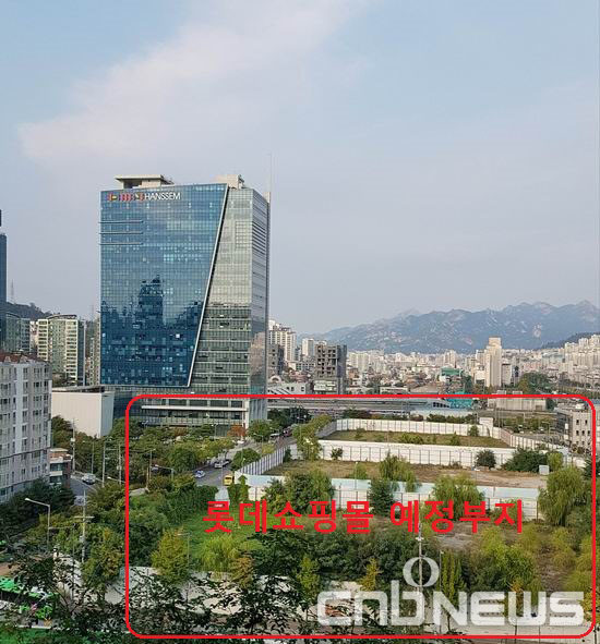 인근 야산 정상에서 바라본 서울 상암동 디지털미디어시티(DMC) 롯데몰 예정부지(오른쪽)의 지난 9일 모습. 5년 가까이 공사가 지연되면서 잡목이 우거져 있다. (사진=도기천 기자)