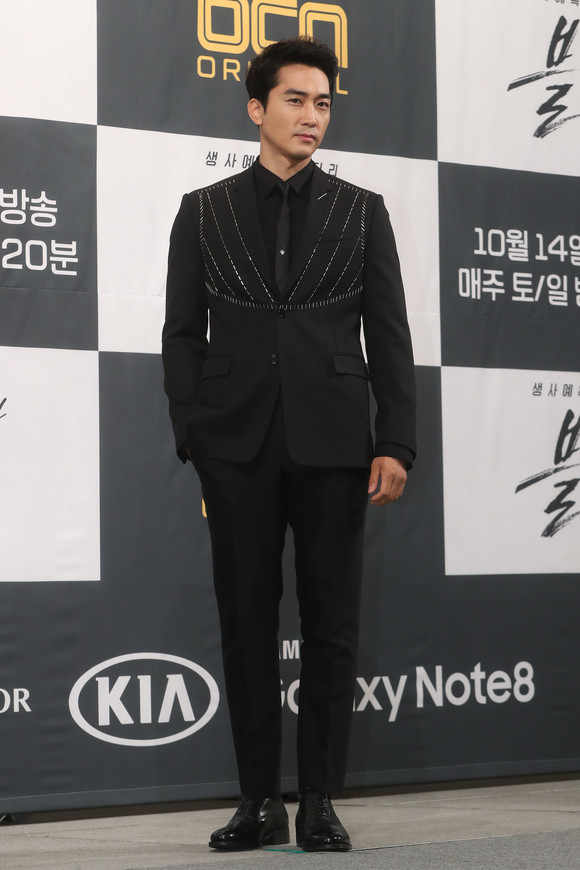 배우 송승헌이 11일 OCN 새 주말드라마 ‘블랙' 제작발표회 포토존에 서서 자세를 취하고 있다.(사진 = 연합뉴스)